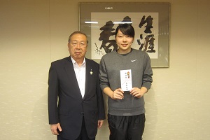 加藤選手と広江町長の激励会の様子