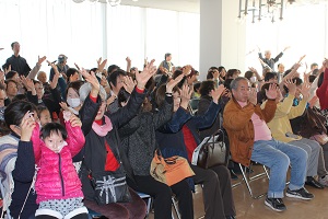 振り付けで一体となる会場