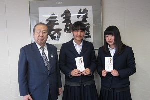 藤澤さんと長野さんと広江町長の激励会の様子