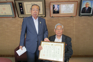 寄付金をいただいた様子