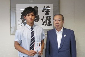 村岡くんと広江町長の激励会の様子