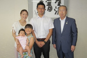 鈴木選手と広江町長の激励会の様子