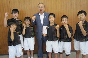 リバースの選手のみんなと広江町長の激励会の様子