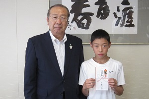 山川くんと広江町長の激励会の様子