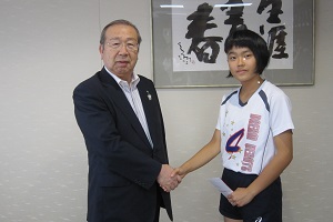 柳原さんと町長の激励会の様子