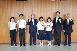 東海大会へ出場する選手の写真