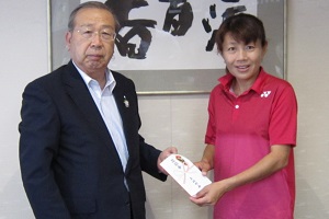 松原さんと広江町長の激励会の様子