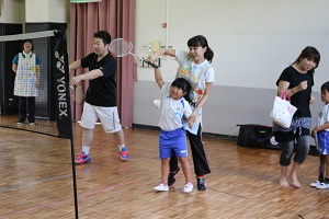 ラケットでラリーする園児の様子