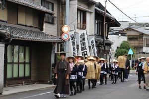 鮎鮨街道　歩いている様子