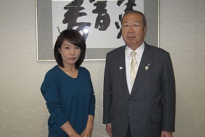 宮川選手と広江町長の激励会の様子