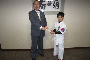 中西くんと広江町長の激励会の様子
