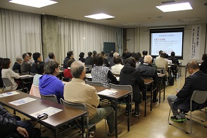会場いっぱいの参加者