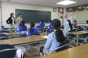 講師の質問に答える生徒たち