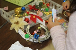 蹄鉄でクリスマス飾りを作ってます