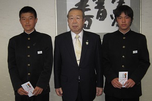 川島くんと石黒くんと広江町長の激励会の様子