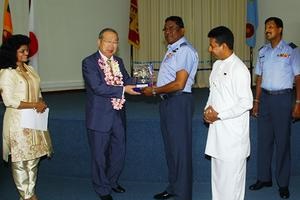 町長から空軍司令官に目録を贈呈している写真