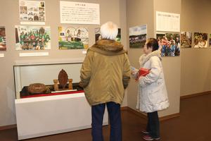 展示に見入る歴史未来館の来館者