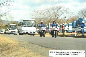 緊急交通路確保訓練で車両を先導する白バイ