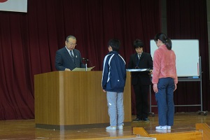 笠松小　表彰の様子
