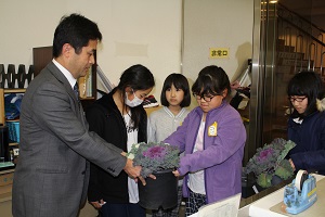 笠松小　葉ボタンの贈呈（6年）