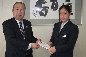 村上さんと広江町長との激励会の様子