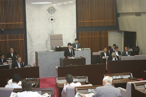 議場での洋上研修報告会の様子１