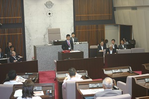 議場での洋上研修報告会の様子２