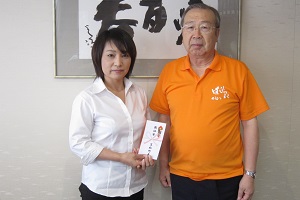 宮川選手と広江町長の激励会の様子