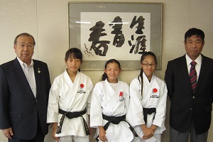 空手スポーツ少年団の皆さんと広江町長の写真