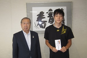 加藤選手と広江町長の激励会の様子