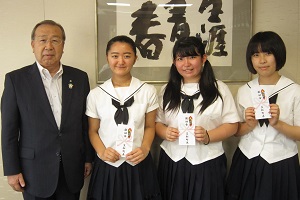 加納高校演劇部の皆さんと広江町長の激励会の様子