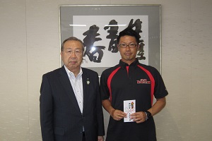 鈴木選手と広江町長の激励会の様子