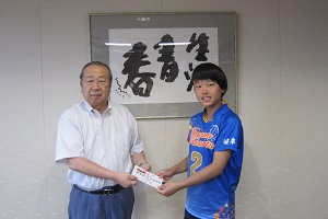 柳原選手と広江町長の激励会の様子