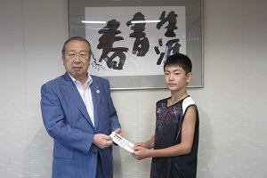 尾藤くんと広江町長との激励会の様子