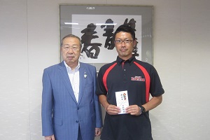 鈴木選手と広江町長の激励会の様子