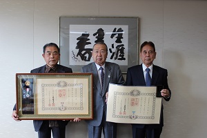 町長と岩田壽さんと河合保弘さん 町長と岩田壽さんと河合保弘さん