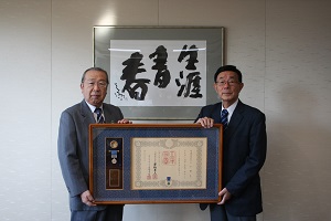 町長と山田晴生さんの写真