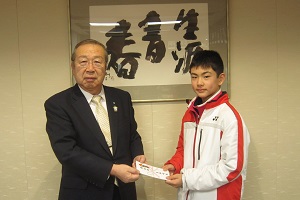 尾藤くんと広江町長との激励会の様子