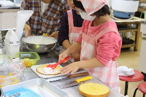 ケーキに生クリームをはさむ