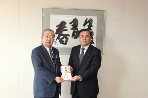 寄附目録を手渡すぎふ農業協同組合ぎふ内藤常務理事と町長