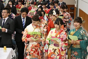 校歌を斉唱する新成人の写真