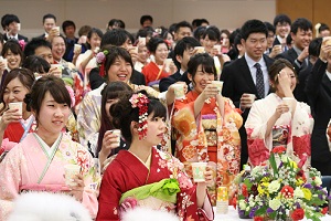 乾杯する新成人の写真