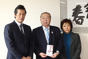 大栄食品株式会社小栗社長と小栗副社長と広江町長
