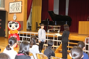 感謝状を贈呈するところ 感謝状を贈呈するところ
