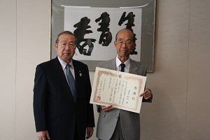 青木利夫さんと広江町長.jpg