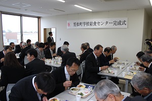 給食試食の様子.JPG