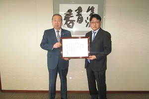 加藤社長に感謝状を贈呈する広江町長