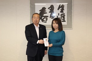 宮川選手と広江町長の激励会の様子