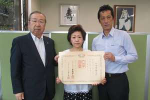 大栄食品株式会社 小栗広秀社長と小栗美香副社長と広江町長.png 大栄食品株式会社 小栗広秀社長と小栗美香副社長と広江町長.png
