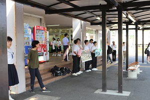 笠松駅で募金活動を行う笠松中学校の生徒たちの写真
